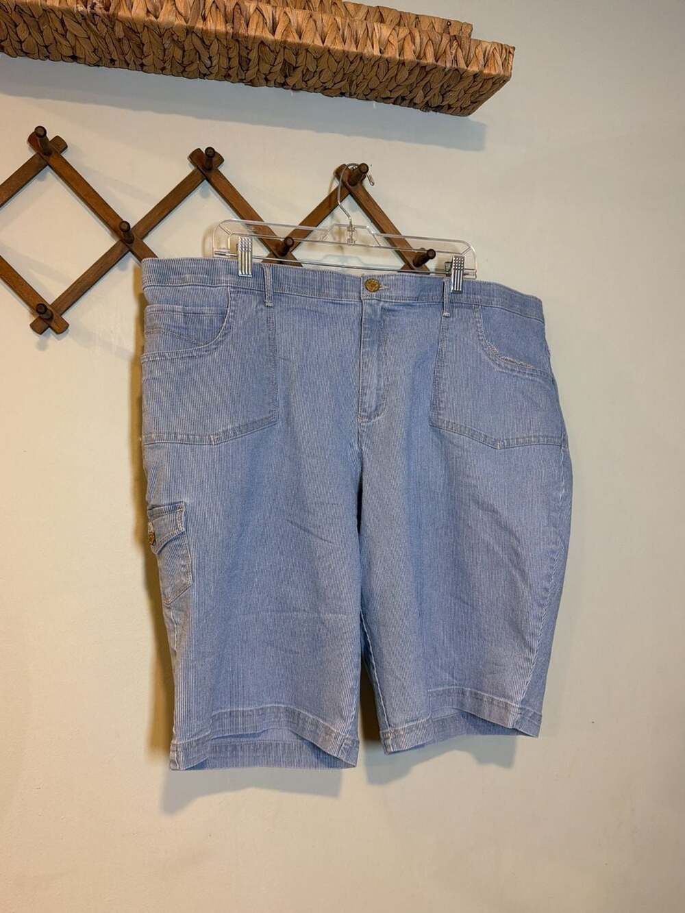 Gloria Vanderbilt Women's Pinstripe Cargo Shorts Size 24W